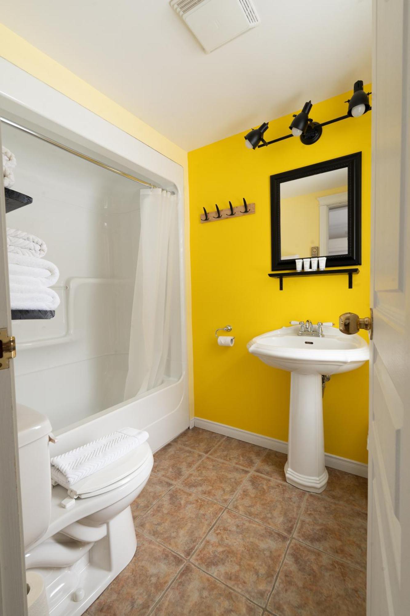 Hotel Les Quatre Bonheurs Amqui Εξωτερικό φωτογραφία